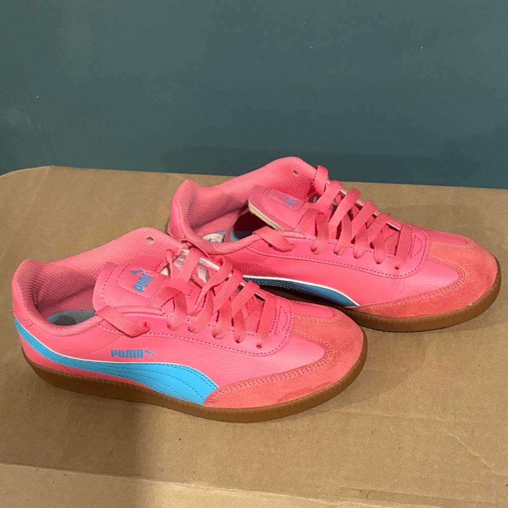 🔥ONE DAY SALE 🔥 Woman’s 7.5 Puma Vibrant Pink, Sky Blue Sneakers. too big on me